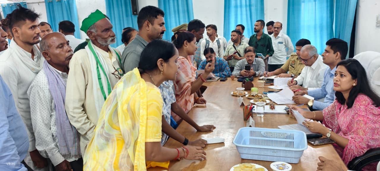 रायबरेली में डीएम-एसपी ने सुनी जनता की फरियादें, सम्पूर्ण समाधान दिवस में 47 शिकायतें दर्ज, 8 का तत्काल निस्तारण