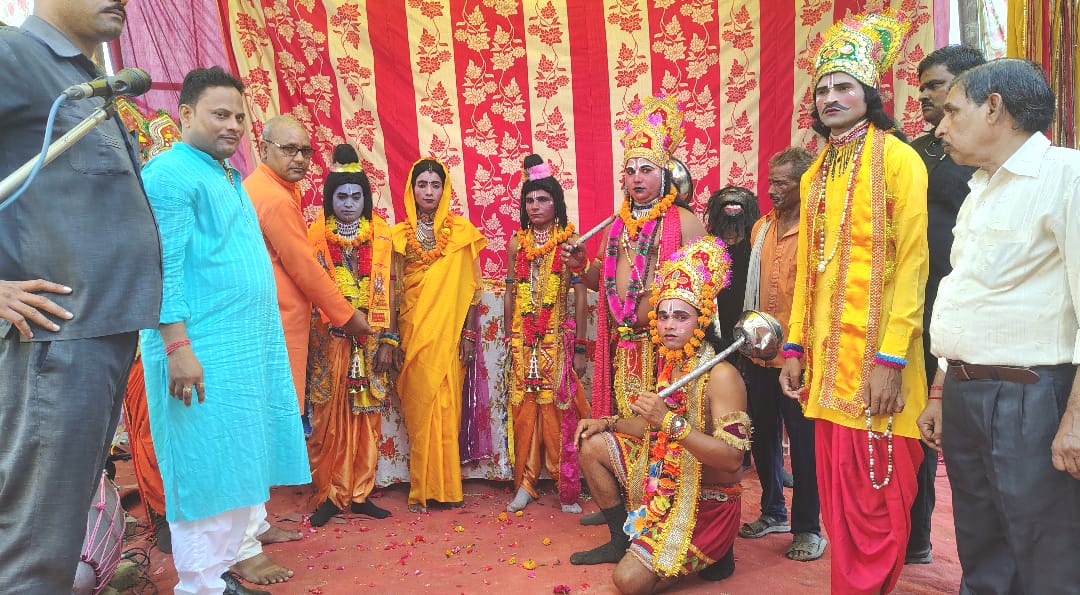 सीतापुर में 29वां श्री भुईहारे बाबा दशहरा मेला भव्य रूप से सम्पन्न, भाजपा युवा नेता मनीष श्रीवास्तव ने किया शुभारंभ और कलाकारों को सम्मानित