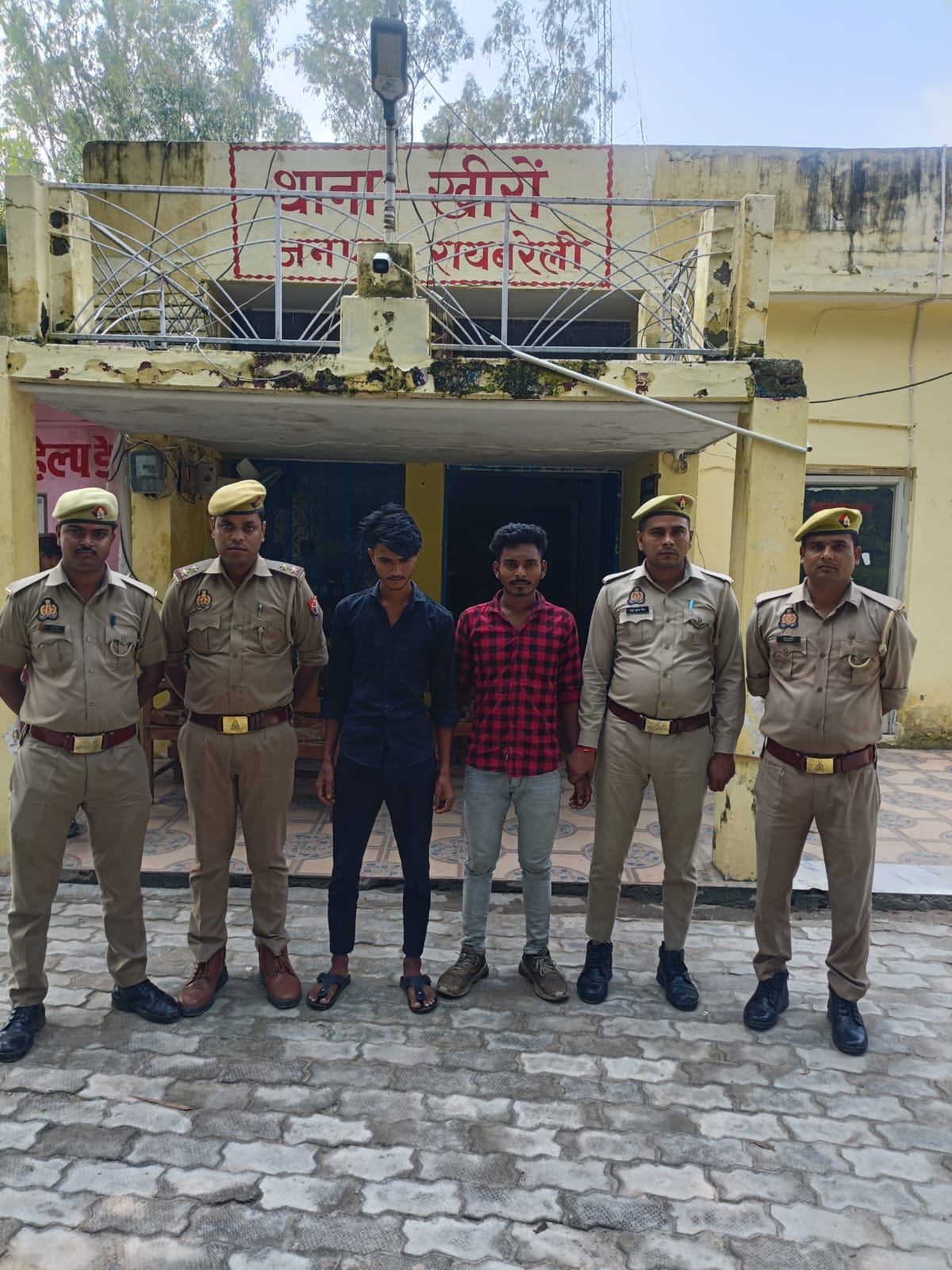 रायबरेली: खीरों पुलिस ने दो वांछित अभियुक्तों को किया गिरफ्तार, गैंगस्टर एक्ट में भेजा जेल