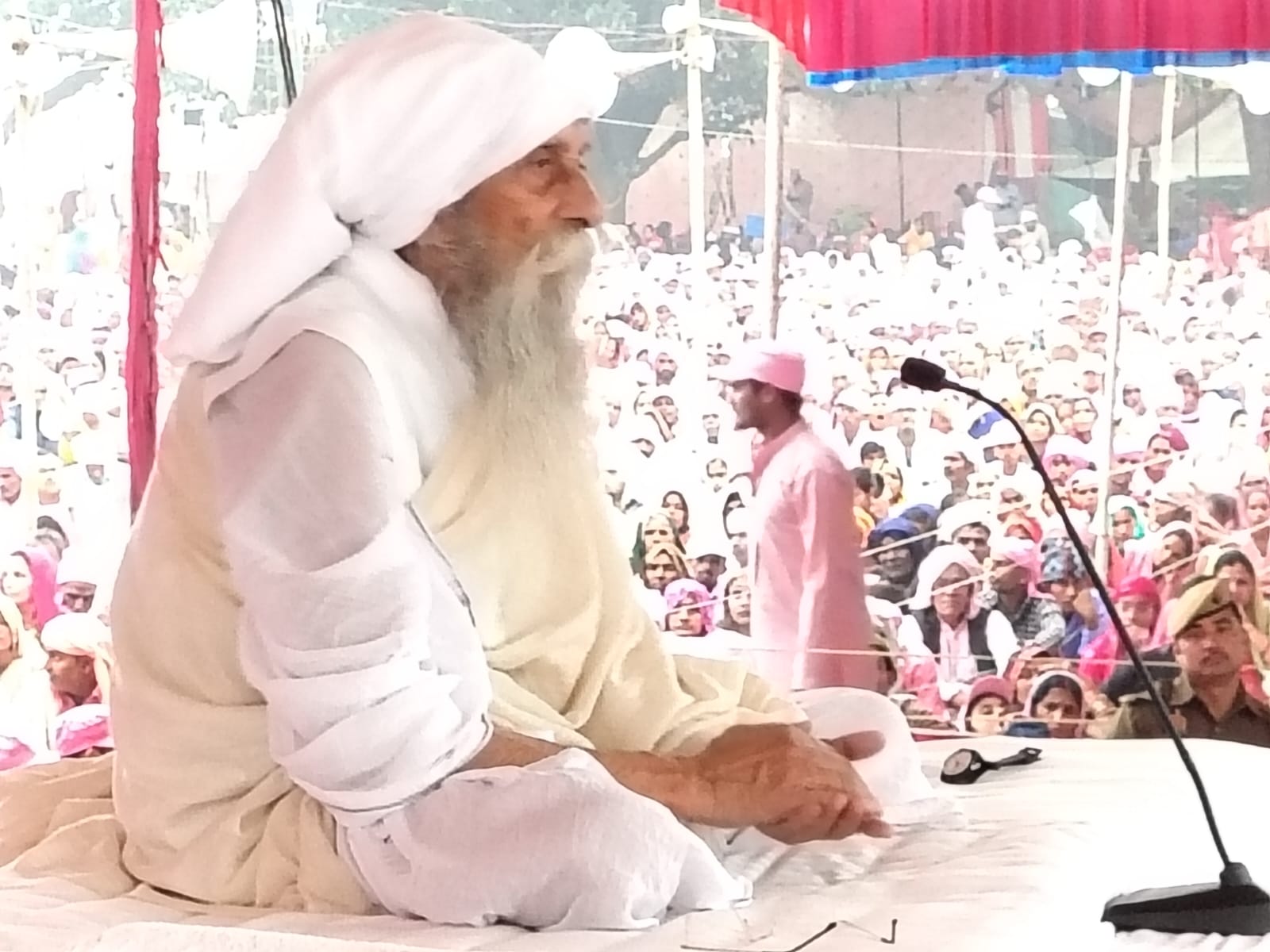 आत्म कल्याण के लिए जीवित गुरु आवश्यक, किताबें पर्याप्त नहीं: बाबा उमाकांत जी महाराज का सीतापुर में प्रवचन