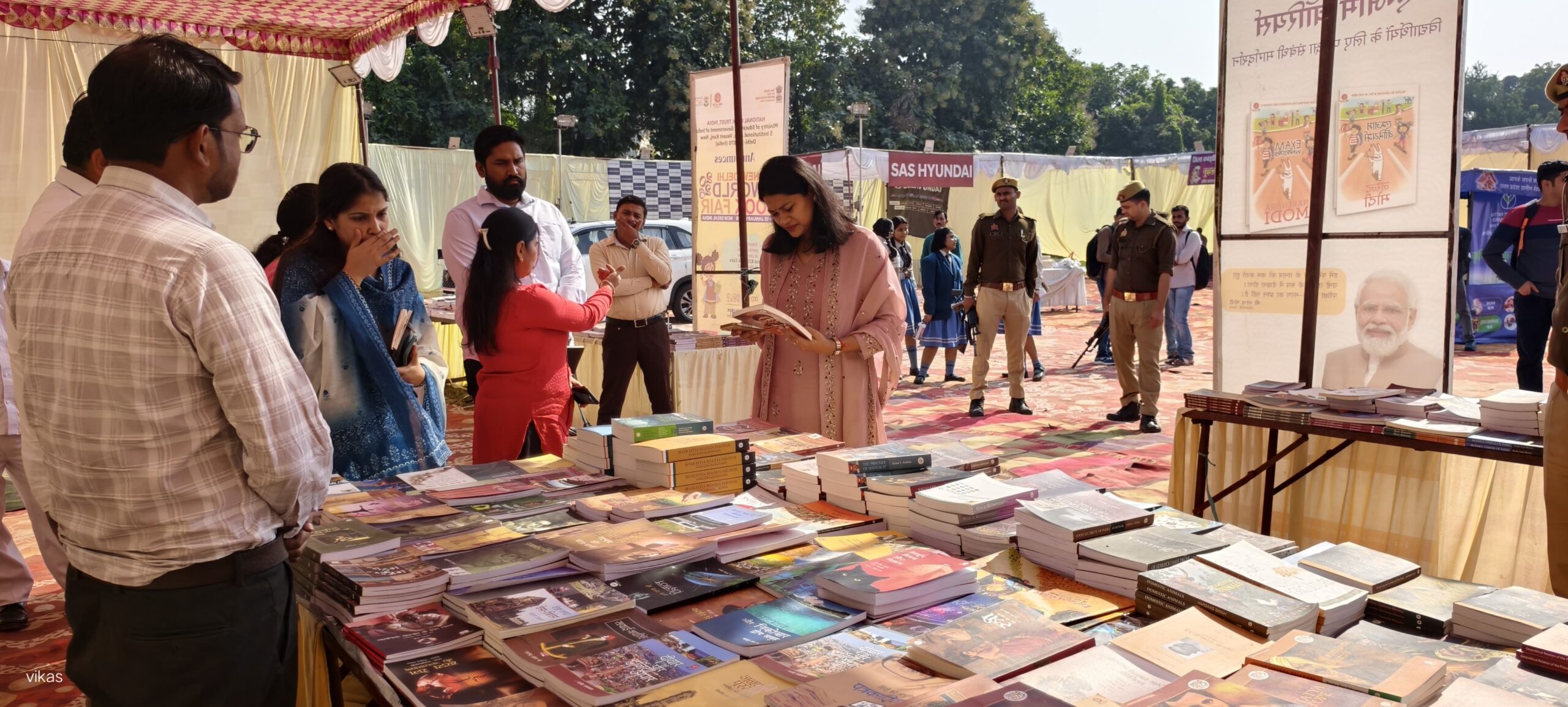 रायबरेली जिलाधिकारी हर्षिता माथुर ने किया पुस्तक मेले का निरीक्षण, विद्यार्थियों को दी प्रेरणा