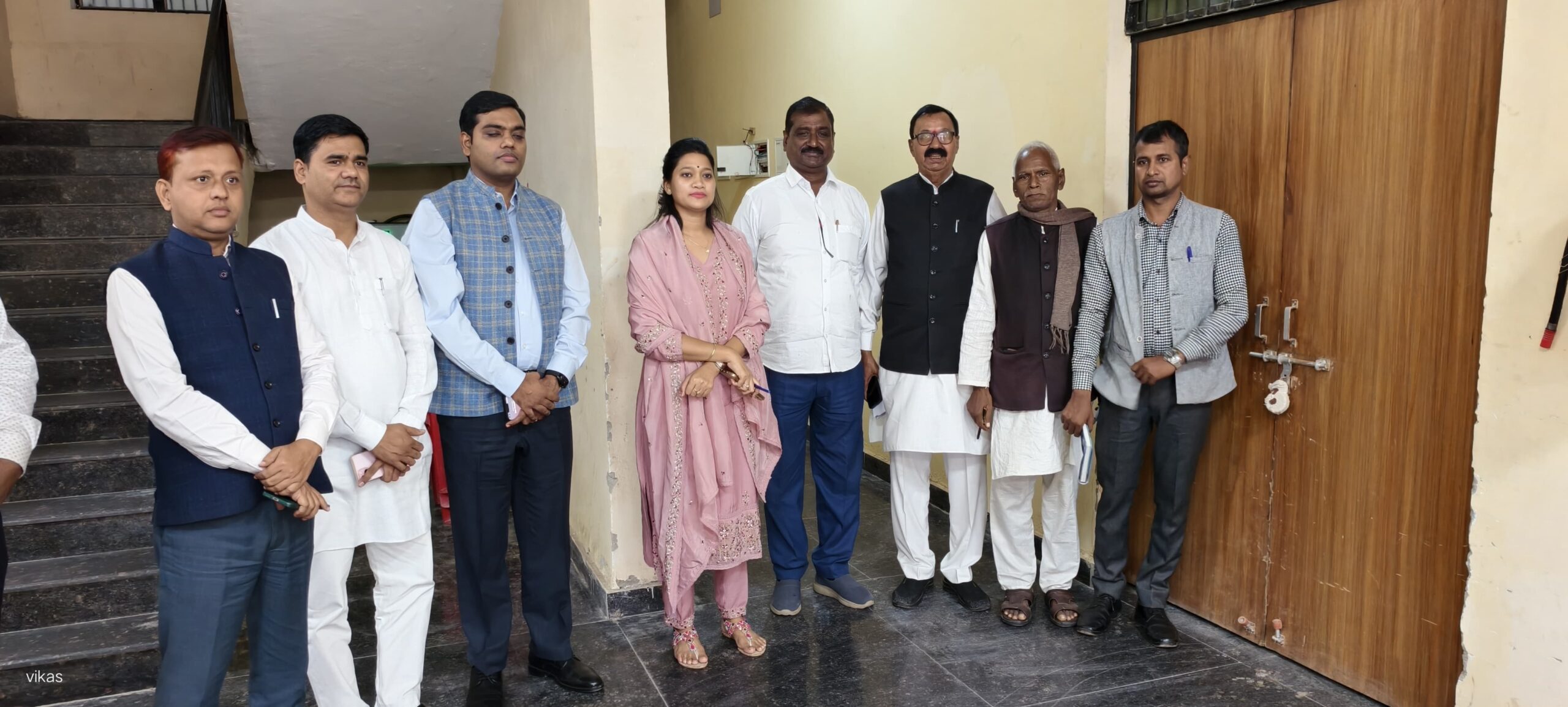 डीएम हर्षिता माथुर ने राजनीतिक दलों के साथ किया ईवीएम/वीवीपैट वेयरहाउस का निरीक्षण