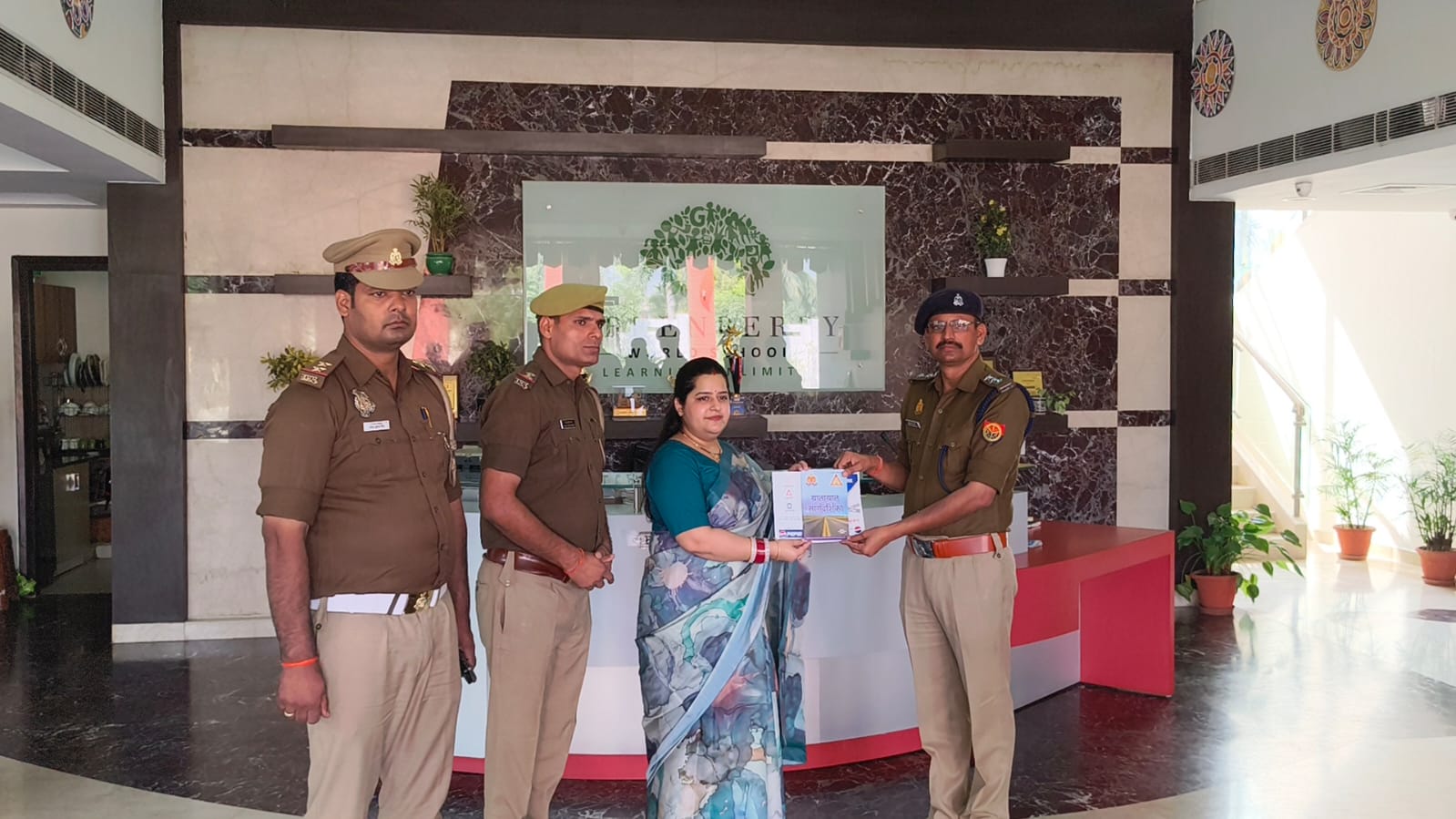 लखनऊ ट्रैफिक पुलिस ने चलाया जागरूकता अभियान, छात्रों को सिखाए ट्रैफिक नियम