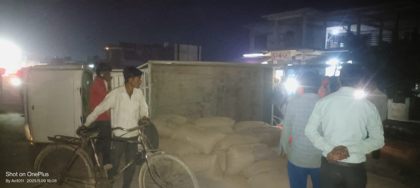 रायबरेली में हाईवे पर पलटा गेहूं लदा पिकअप, छुट्टा मवेशी के कारण हुआ हादसा, चार लोग सुरक्षित