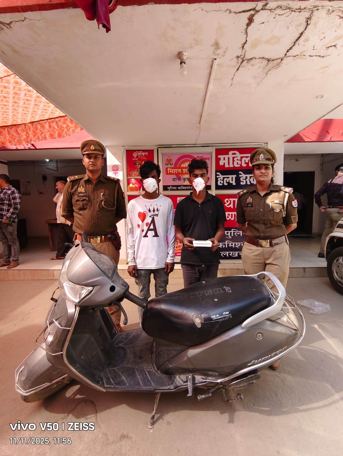 लखनऊ पुलिस की बड़ी कार्रवाई: दो शातिर टप्पेबाज गिरफ्तार, सोने की चेन और बिना नंबर की स्कूटी बरामद