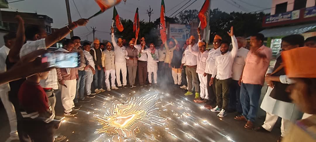 बिहार चुनाव में NDA की प्रचंड जीत पर बृजमनगंज में जश्न, पूर्व विधायक बजरंगी सिंह ने बांटी मिठाई