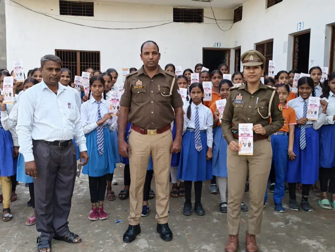 मिशन शक्ति के तहत बृजमनगंज पुलिस ने प्रभात पब्लिक स्कूल में छात्राओं को किया जागरूक