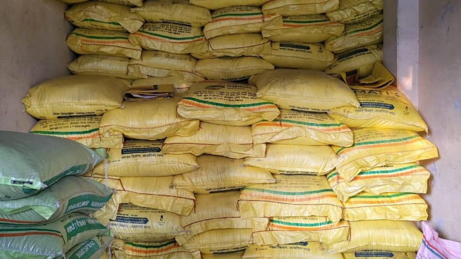 बृजमनगंज में डीएपी–यूरिया का संकट! बाजार में मनमानी कीमतें वसूल रहे दुकानदार, महंगे दामों पर खरीदने को मजबूर किसान
