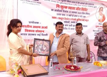 नवयुग चिल्ड्रेन एकेडमी में भव्य निःशुल्क स्वास्थ्य शिविर का आयोजन, सैकड़ों लोगों ने कराया स्वास्थ्य परीक्षण