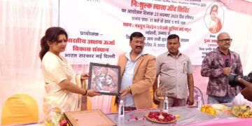 नवयुग चिल्ड्रेन एकेडमी में भव्य निःशुल्क स्वास्थ्य शिविर का आयोजन, सैकड़ों लोगों ने कराया स्वास्थ्य परीक्षण