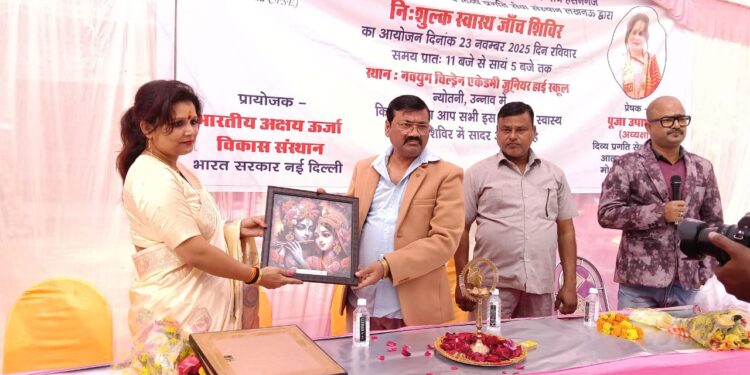 नवयुग चिल्ड्रेन एकेडमी में भव्य निःशुल्क स्वास्थ्य शिविर का आयोजन, सैकड़ों लोगों ने कराया स्वास्थ्य परीक्षण