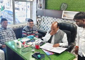 फरेन्दा स्टार हॉस्पिटल का एडिशनल CMO ने किया औचक निरीक्षण, दस्तावेज जांच में पाए गए वैध