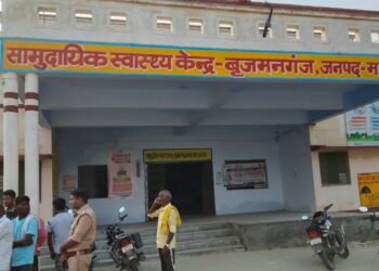 बृजमनगंज में सड़क हादसा: तेज रफ्तार बोलेरो की टक्कर से बाइक सवार गंभीर रूप से घायल