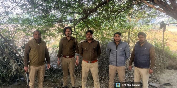 रायबरेली में आबकारी–पुलिस की संयुक्त कार्रवाई: 60 लीटर अवैध कच्ची शराब जब्त, 450 किलो महुआ लहन नष्ट