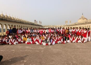 लखनऊ भ्रमण: छात्राएं हुईं ऐतिहासिक धरोहरों से रूबरू