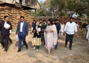 डीएम का औचक निरीक्षण: धान क्रय केंद्रों पर समय से भुगतान के निर्देश