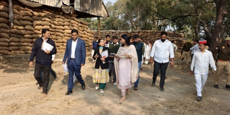 डीएम का औचक निरीक्षण: धान क्रय केंद्रों पर समय से भुगतान के निर्देश