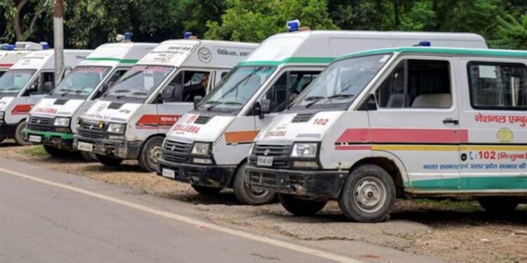 लखनऊ सड़क हादसा: घायल की जान बचाने में 102/108 एंबुलेंस और पुलिस का त्वरित रिस्पांस, चौकी इंचार्ज नवनीत शुक्ला की भूमिका सराहनीय