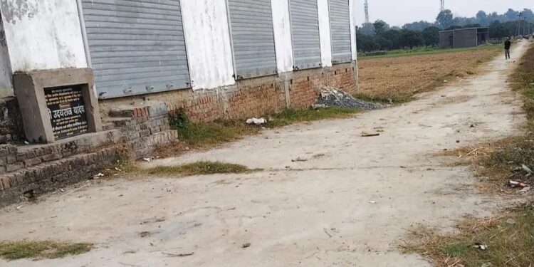 बृजमनगंज: फुलमनहा में बनी सीसी रोड 9 माह में ही खराब, शिलापट्ट पर गलत जानकारी से ग्रामीणों में रोष