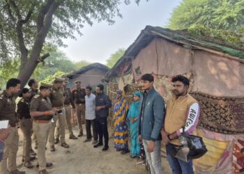 कृष्णानगर में अवैध अप्रवासियों पर पुलिस की सख्ती, झुग्गियों में दस्तावेज चेकिंग
