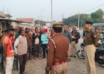 बृजमनगंज: खुले में शराब पीते मिले युवक, अपर पुलिस अधीक्षक सिद्धार्थ गौतम ने दी कड़ी चेतावनी