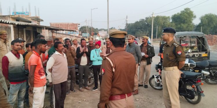 बृजमनगंज: खुले में शराब पीते मिले युवक, अपर पुलिस अधीक्षक सिद्धार्थ गौतम ने दी कड़ी चेतावनी