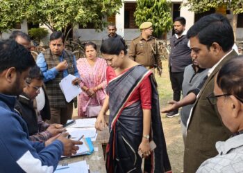 रायबरेली: डीएम हर्षिता माथुर ने SIR विशेष शिविरों का किया औचक निरीक्षण, बीएलओ को दिए सख्त निर्देश