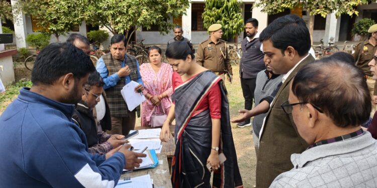 रायबरेली: डीएम हर्षिता माथुर ने SIR विशेष शिविरों का किया औचक निरीक्षण, बीएलओ को दिए सख्त निर्देश