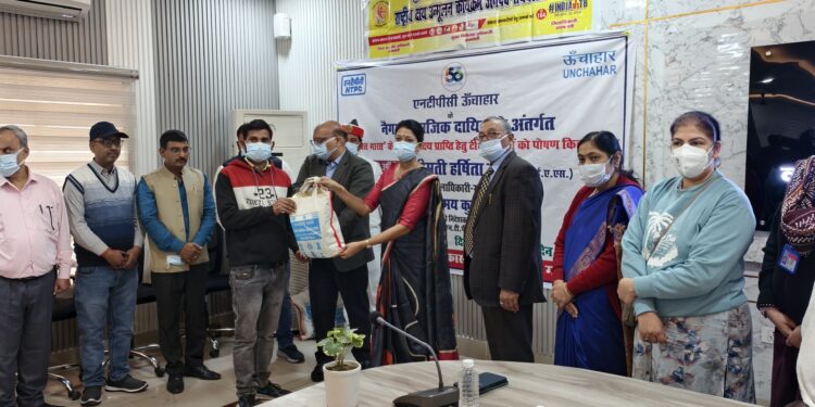 रायबरेली: डीएम ने सीएसआर पहल के तहत 100 टीबी रोगियों को पोषण किट वितरित किए, एनटीपीसी ऊंचाहार की पहल सराही