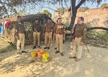 रायबरेली में अवैध शराब पर बड़ी कार्रवाई: आबकारी व पुलिस ने 32 लीटर कच्ची शराब जब्त की