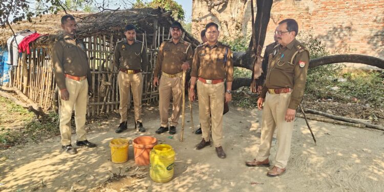 रायबरेली में अवैध शराब पर बड़ी कार्रवाई: आबकारी व पुलिस ने 32 लीटर कच्ची शराब जब्त की