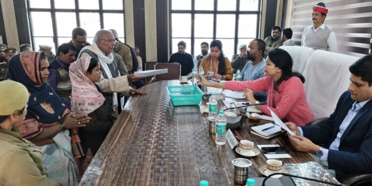 रायबरेली: डीएम–एसपी ने सम्पूर्ण समाधान दिवस में सुनीं 90 शिकायतें, 6 मामलों का हुआ तत्काल निस्तारण