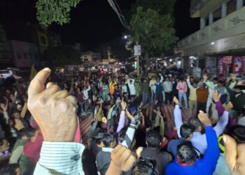 वेंडिंग जोन में स्थानांतरण से धंधा चौपट, बृजमनगंज के व्यापारियों का विरोध तेज