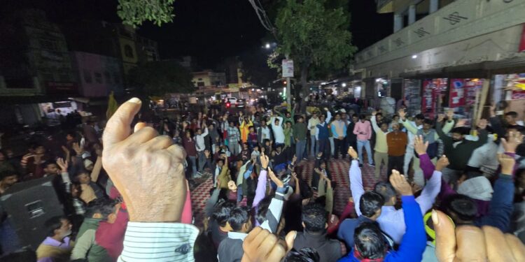 वेंडिंग जोन में स्थानांतरण से धंधा चौपट, बृजमनगंज के व्यापारियों का विरोध तेज