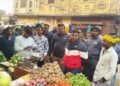 बृजमनगंज में सब्जी-फल विक्रेताओं पर कार्रवाई, 500 रुपये चालान से मचा हंगामा