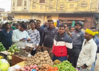 बृजमनगंज में सब्जी-फल विक्रेताओं पर कार्रवाई, 500 रुपये चालान से मचा हंगामा