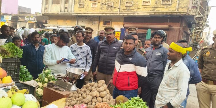 बृजमनगंज में सब्जी-फल विक्रेताओं पर कार्रवाई, 500 रुपये चालान से मचा हंगामा