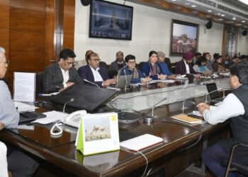 मुख्य सचिव की जिलाधिकारियों को चेतावनी: योजनाओं में देरी बर्दाश्त नहीं