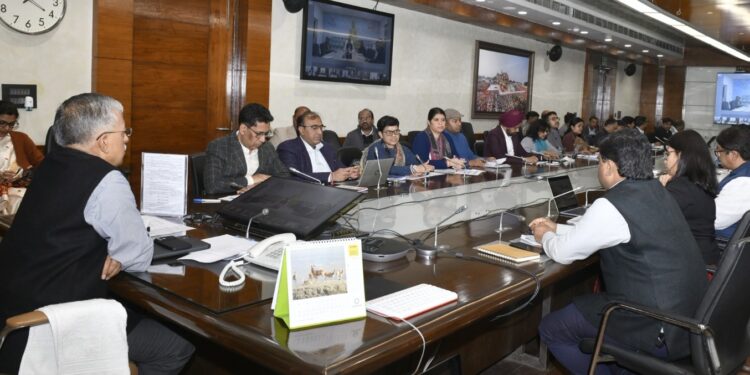 मुख्य सचिव की जिलाधिकारियों को चेतावनी: योजनाओं में देरी बर्दाश्त नहीं