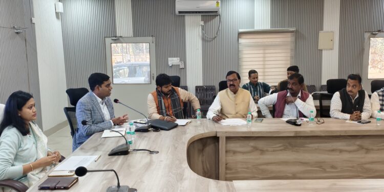 रायबरेली में मतदाता सूची डिजिटाइजेशन की समीक्षा: डीईओ हर्षिता माथुर ने दिए सख्त निर्देश