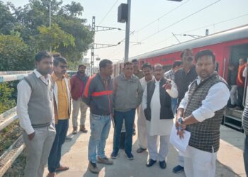 आनंदनगर रेलवे स्टेशन का औचक निरीक्षण: रेल मंत्रालय के सदस्य ने सुनी 70 वर्षों से कारोबार कर रहे दुकानदारों की पीड़ा