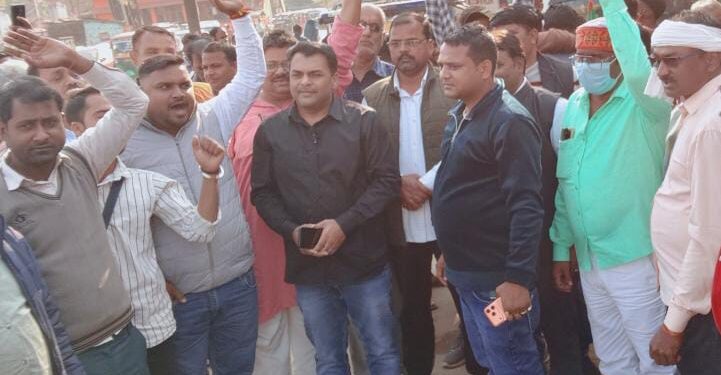 पंकज चौधरी के प्रदेश अध्यक्ष बनने पर महराजगंज में जश्न, भाजपाइयों ने पटाखे फोड़कर बांटी मिठाइयां