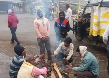 महराजगंज: कड़ाके की ठंड में नगर पंचायत की अलाव व्यवस्था पर सवाल