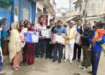 शीतलहर में राहत: सरोजनीनगर में विधायक डॉ. राजेश्वर सिंह के कंबलों का वितरण