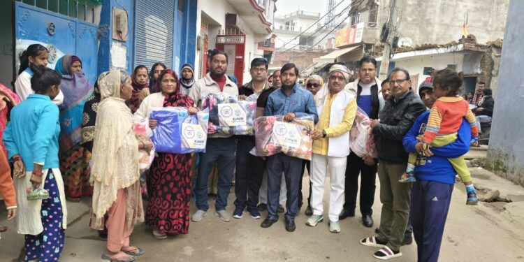 शीतलहर में राहत: सरोजनीनगर में विधायक डॉ. राजेश्वर सिंह के कंबलों का वितरण