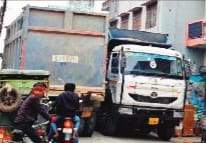 ओवरलोड डंपरों से बृजमनगंज बाजार जाम, मिट्टी लदे ट्रकों ने बढ़ाई लोगों की परेशानी