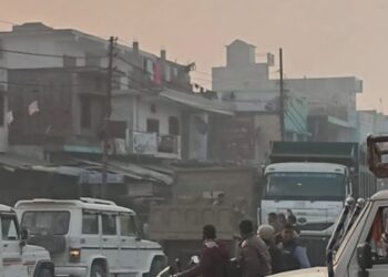 ओवरलोड डंपरों से बृजमनगंज बाजार जाम, मिट्टी लदे ट्रकों ने बढ़ाई लोगों की परेशानी