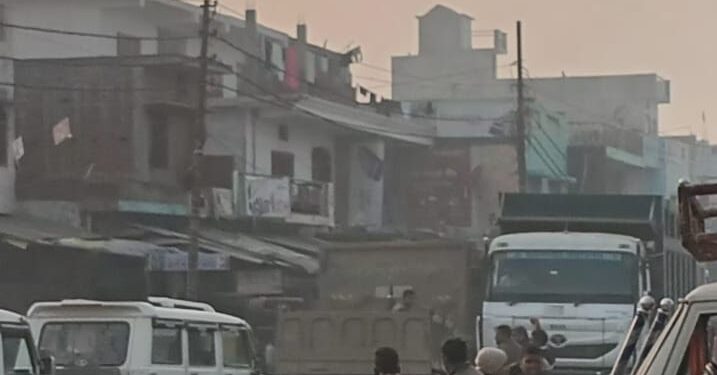 ओवरलोड डंपरों से बृजमनगंज बाजार जाम, मिट्टी लदे ट्रकों ने बढ़ाई लोगों की परेशानी
