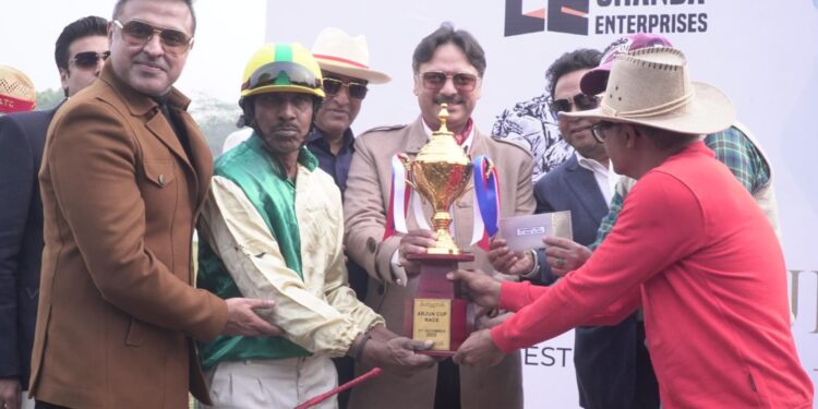 लखनऊ रेस एंड टर्फ क्लब में ‘अर्जुन कप’ हॉर्स रेस, डॉ. राजेश्वर सिंह ने विजेताओं को किया सम्मानित
