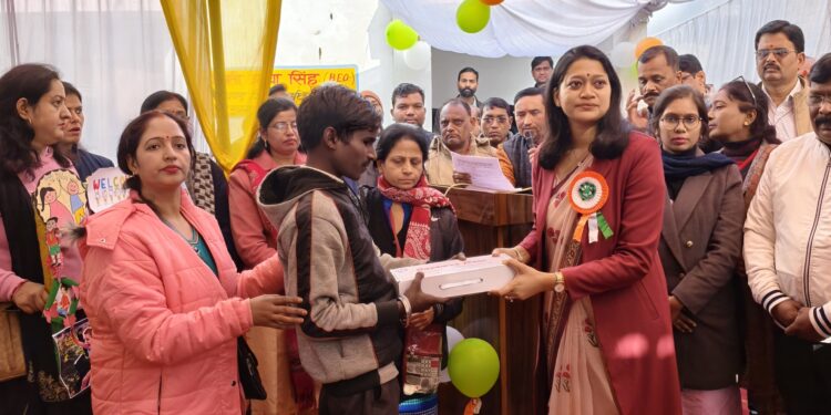 रायबरेली: डीएम ने 141 दिव्यांग बच्चों को उपकरण बांटे, एनटीपीसी के सहयोग से 150 कंबल वितरित
